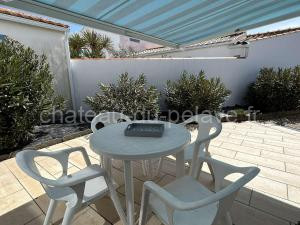 Photo de la Maisons de vacances Studio Mezzanine à 200m du Port et de la Plage, Cour Privative, Parfait pour 3 Personnes - FR-1-224B-564 à Noirmoutier-en-l'Île
