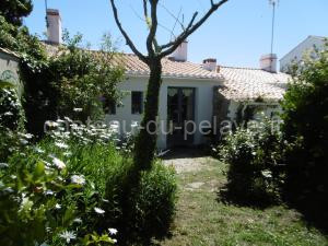 Photo de la Maisons de vacances Maison de charme au Bourg de Noirmoutier avec jardin pour 4 pers - FR-1-823-9 à Noirmoutier-en-l'Île